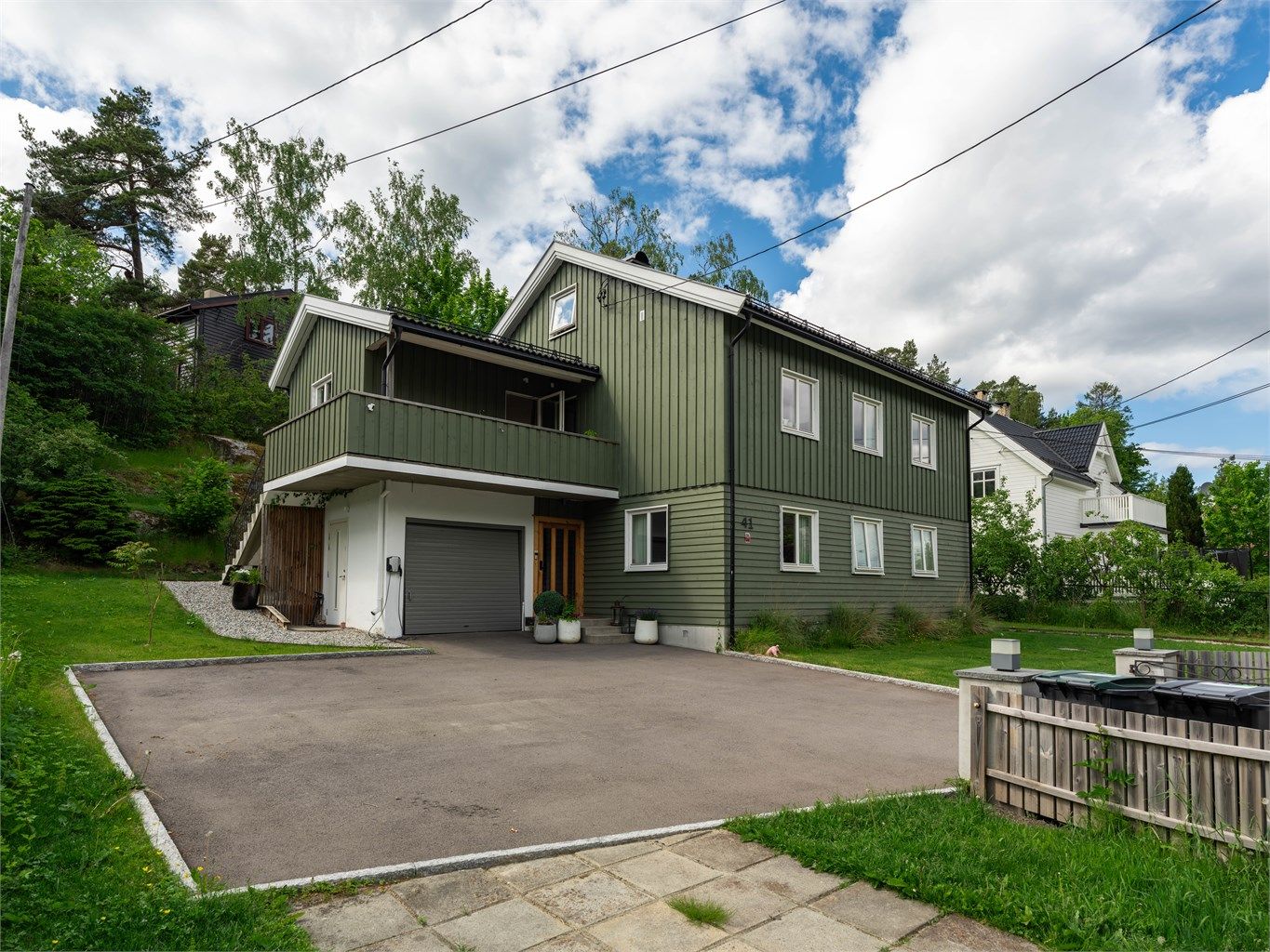 Familievennlig enebolig med flere bruksmuligheter, utleiedel og flere uteplasser. Gode parkeringsmuligheter.