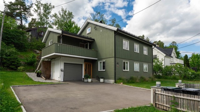 Familievennlig enebolig med flere bruksmuligheter, utleiedel og flere uteplasser. Gode parkeringsmuligheter.