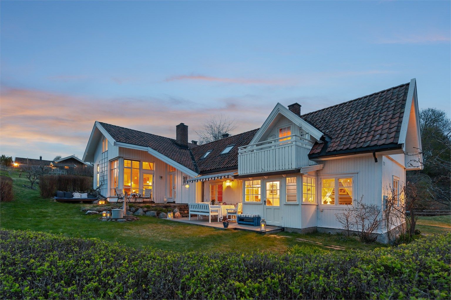 Frodig hage og en tydelig forankring i økologisk byggeskikk er noe av det som går igjen på denne eiendommen.