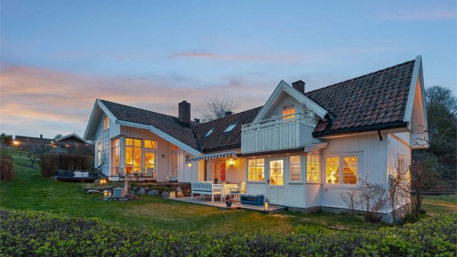 Frodig hage og en tydelig forankring i økologisk byggeskikk er noe av det som går igjen på denne eiendommen.