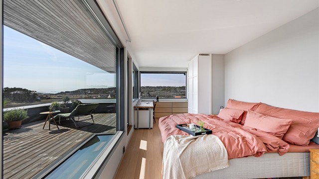 Hovedsuiten i andre etasje har parkettgulv og store vinduer mot havet. Herfra er det direkte utgang til den private, sørvendte takterrassen på 34 m².