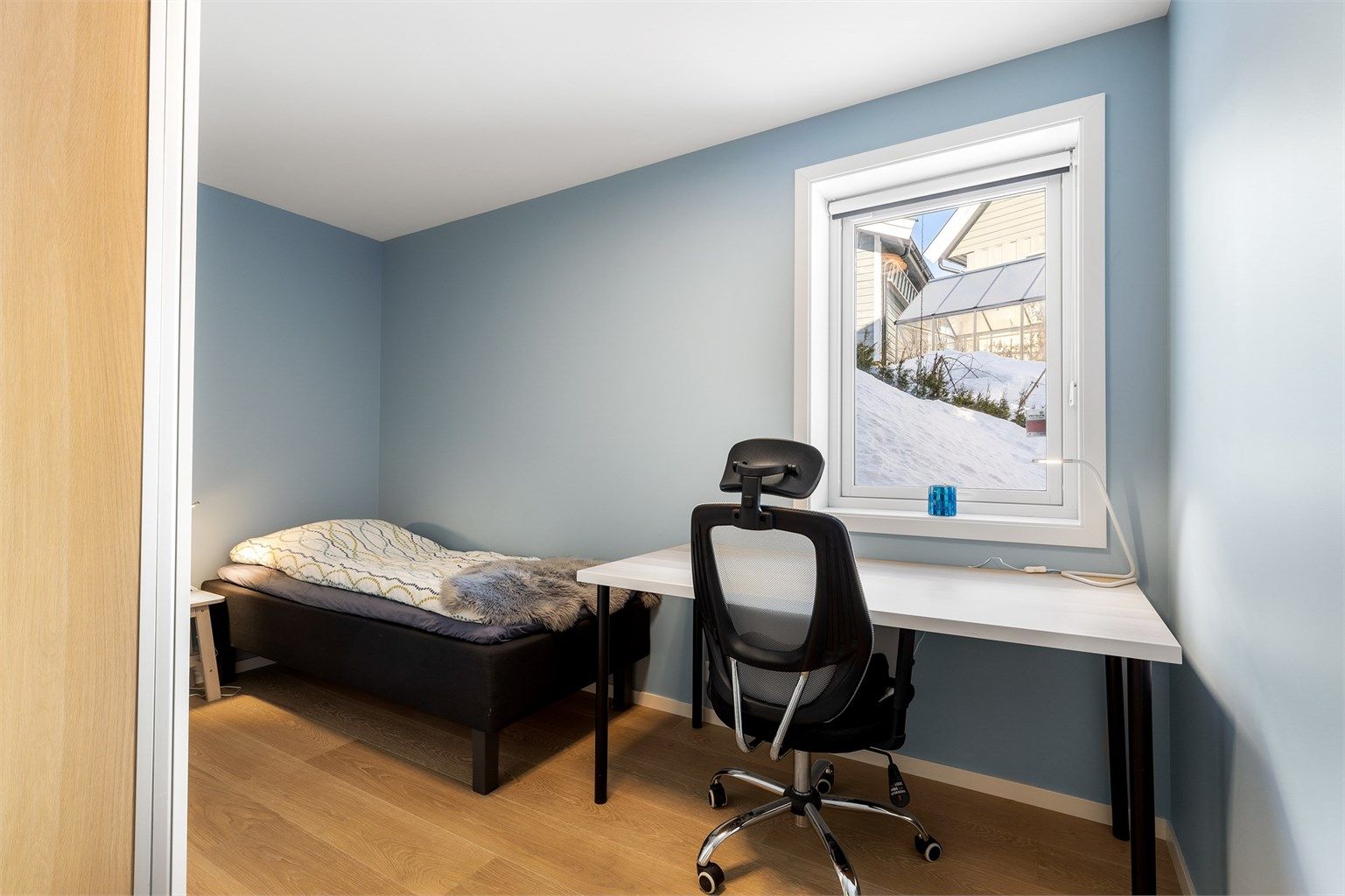 Soverom med 1-stavs parkett på gulv, malte vegger og malt himling