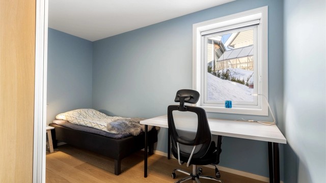 Soverom med 1-stavs parkett på gulv, malte vegger og malt himling