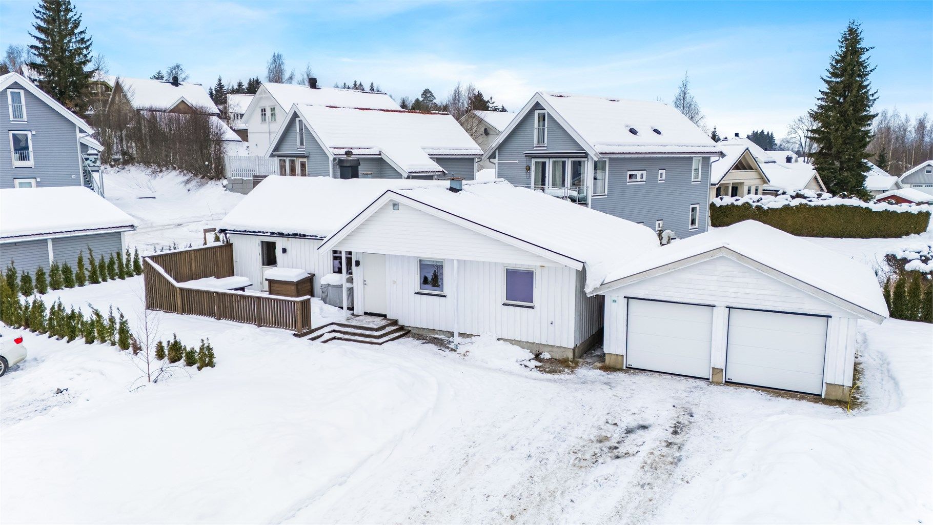 Det er god plass til biloppstillinger på gårdsplass, og det er enkel adkomst til boligen. 