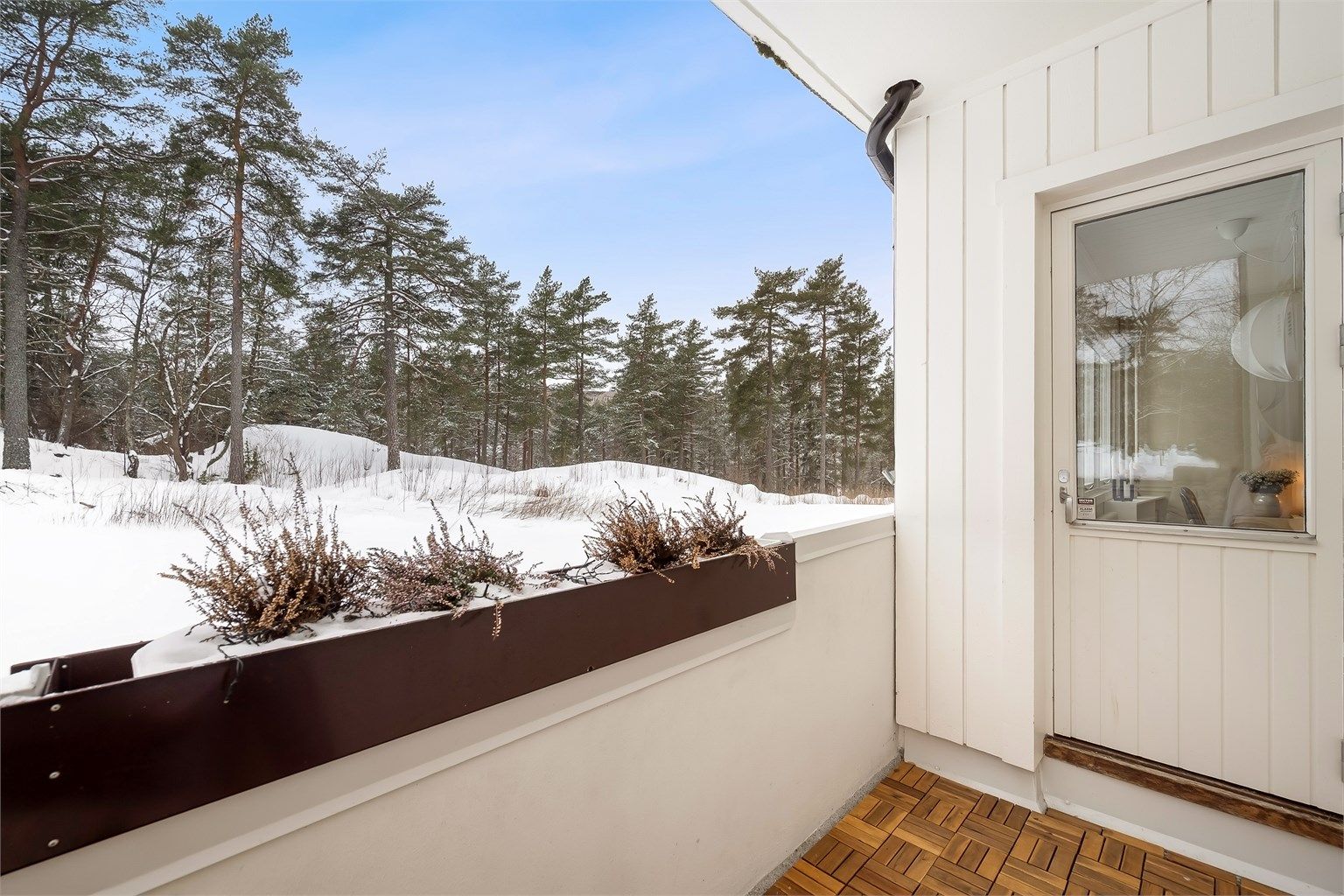 Balkongen gir en usjenert forlengelse av stuen i sommerhalvåret.