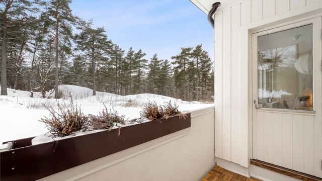 Balkongen gir en usjenert forlengelse av stuen i sommerhalvåret.