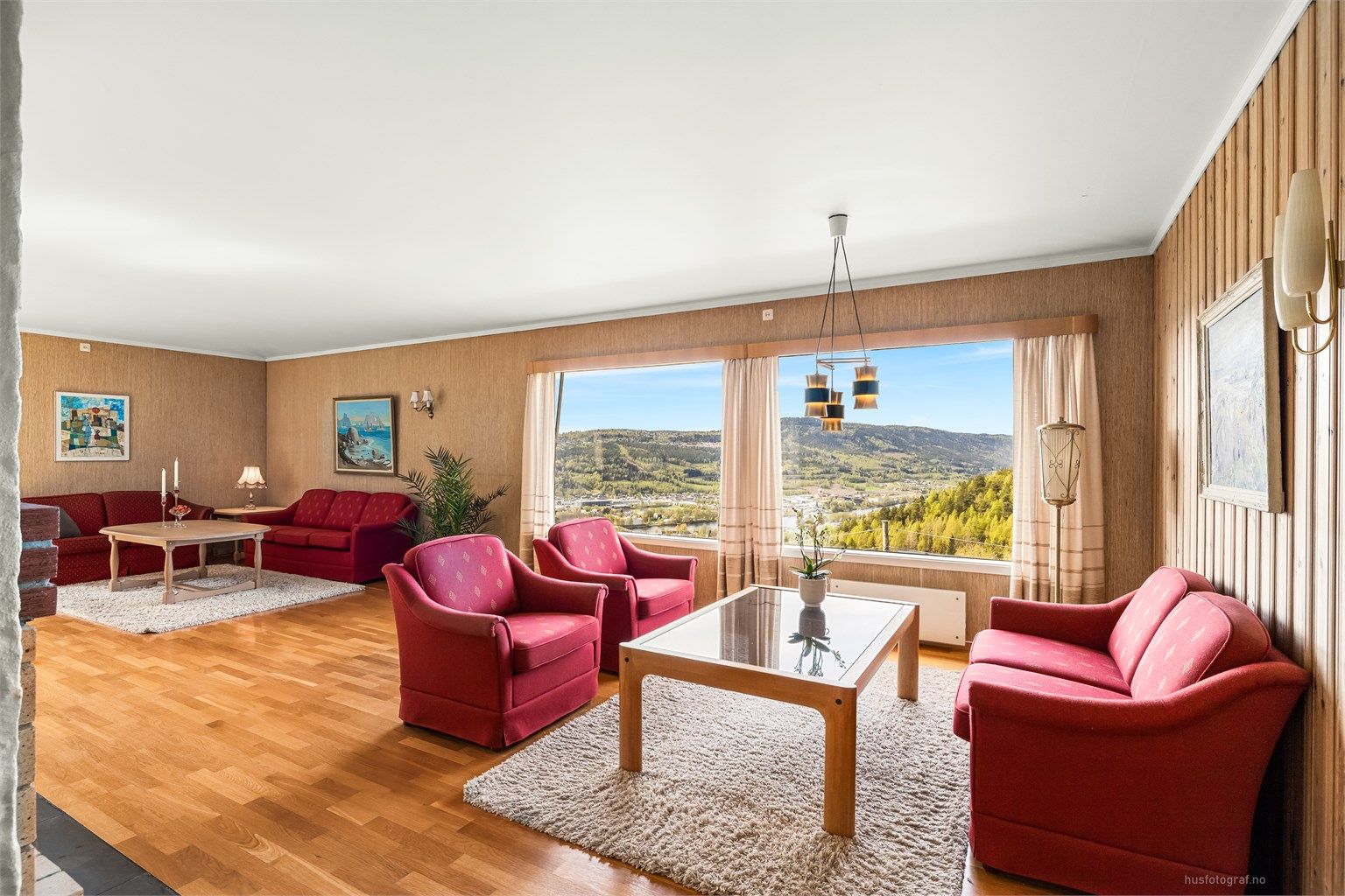 Romslig vinkelstue med god plass til flere sosiale soner