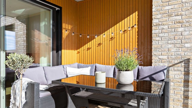 Verandaen er utstyrt med både belysning og stikkontakt, med trekledning på veggen.