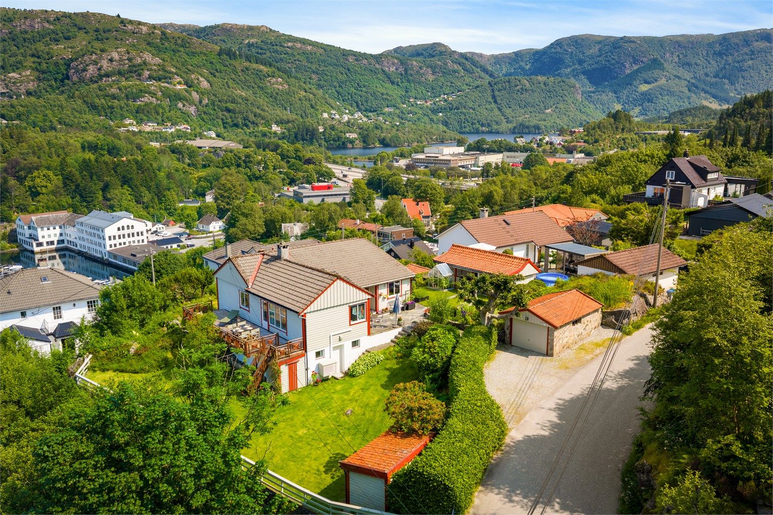 Eiendommen ligger i et veletablert og familievennlig boligområde like ved barnehage, skole og idrettsbaner.