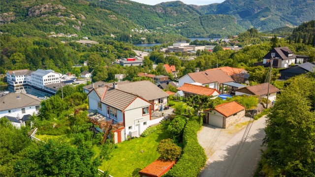 Eiendommen ligger i et veletablert og familievennlig boligområde like ved barnehage, skole og idrettsbaner.