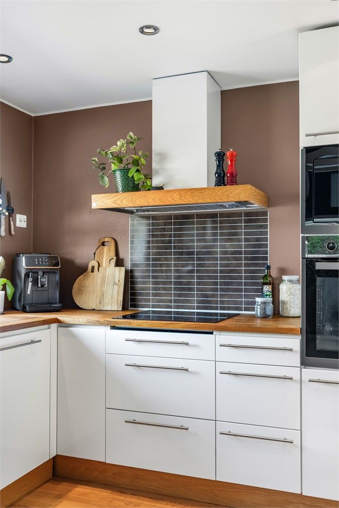 Kjøkkenet er utstyrt med induksjonstopp og en stilren ventilator.
