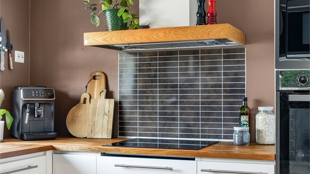 Kjøkkenet er utstyrt med induksjonstopp og en stilren ventilator.