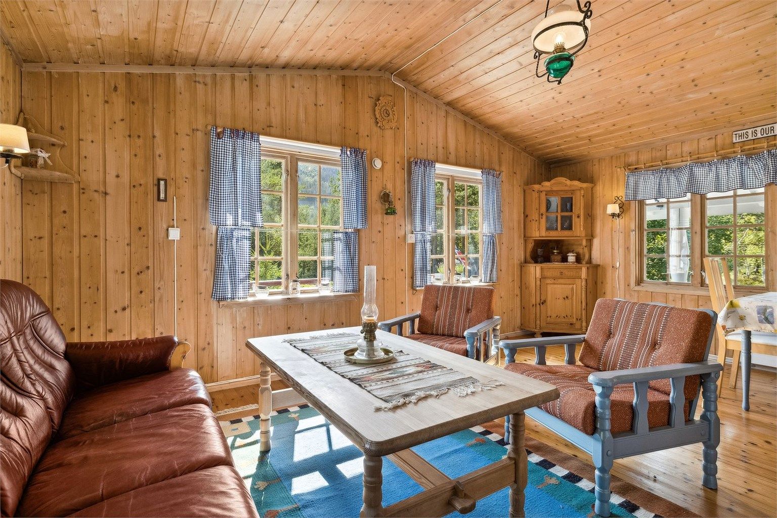 Furugulv og trepanel fra byggeår.