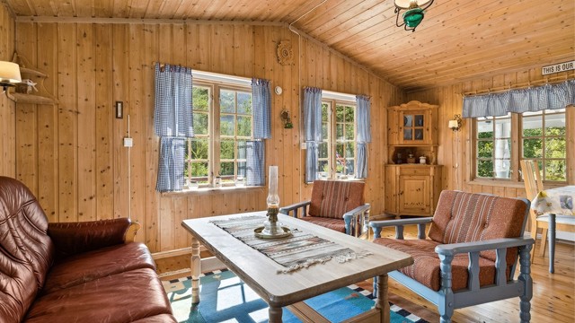 Furugulv og trepanel fra byggeår.