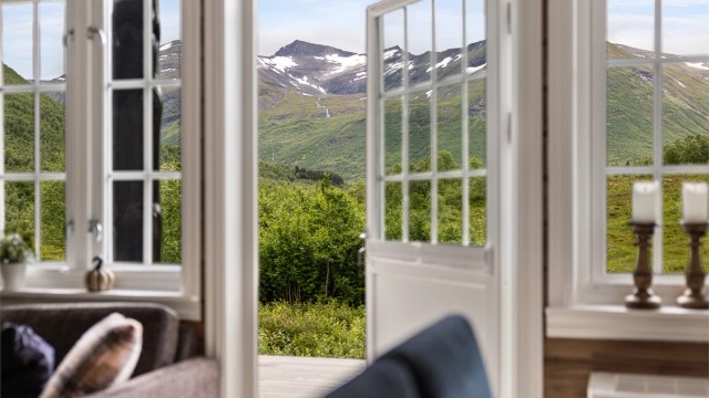 Man har og direkte utgang til det herlige uteområde. Her kan man se rett mot Geitabottstinden, Kvitegga og Tuva