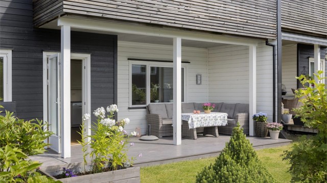 Terrassen har en overbygd del som gir ly for vær og vind.