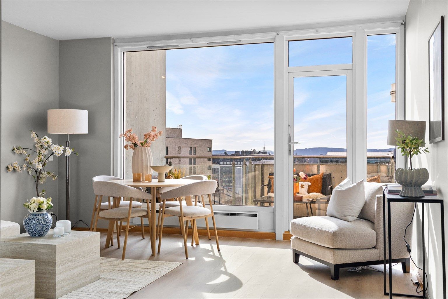 Fra stuen er det utgang til en romslig balkong på 8 m². 