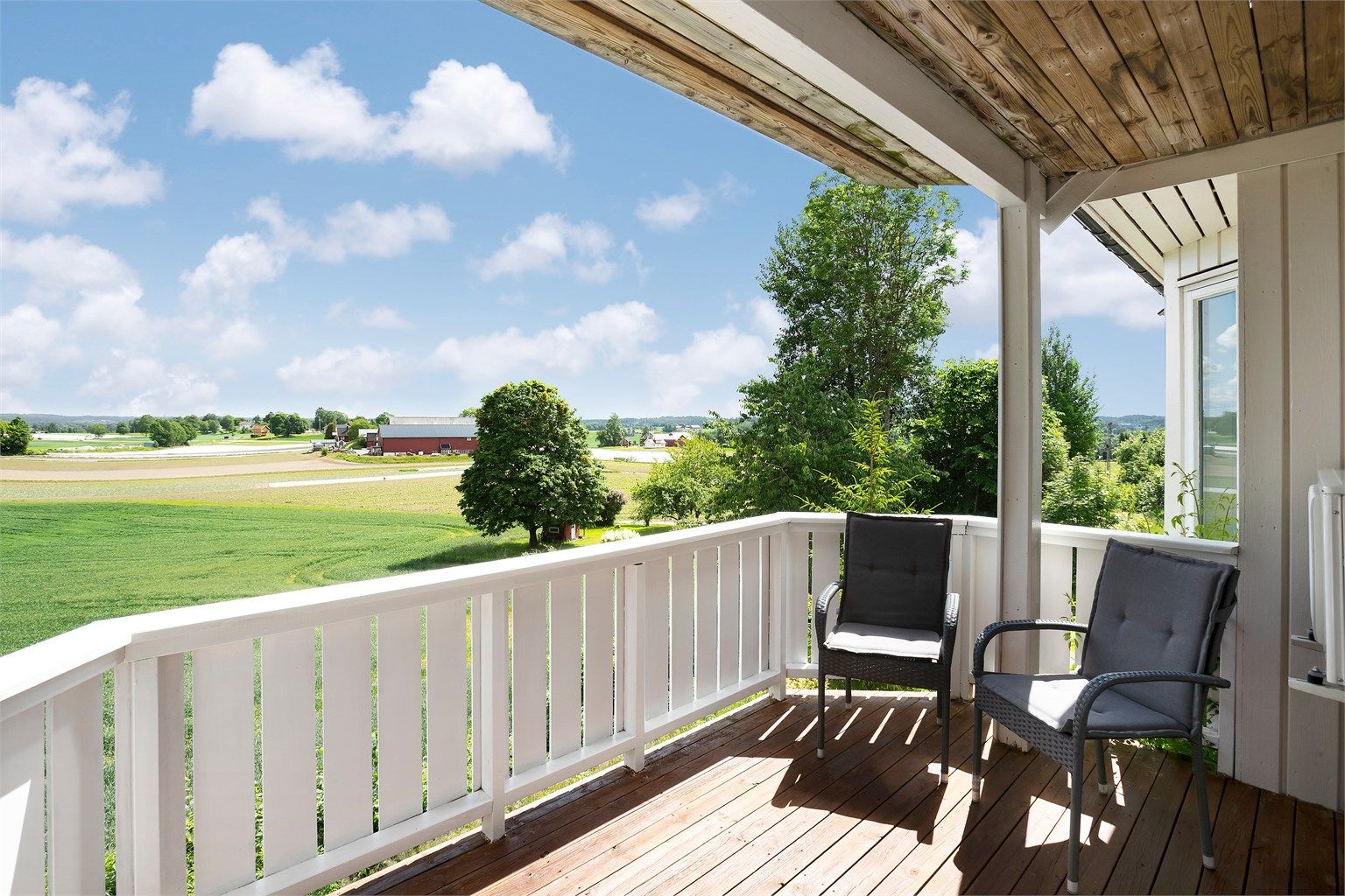 Verandaen utenfor stuen har god plass til en sittegruppe.