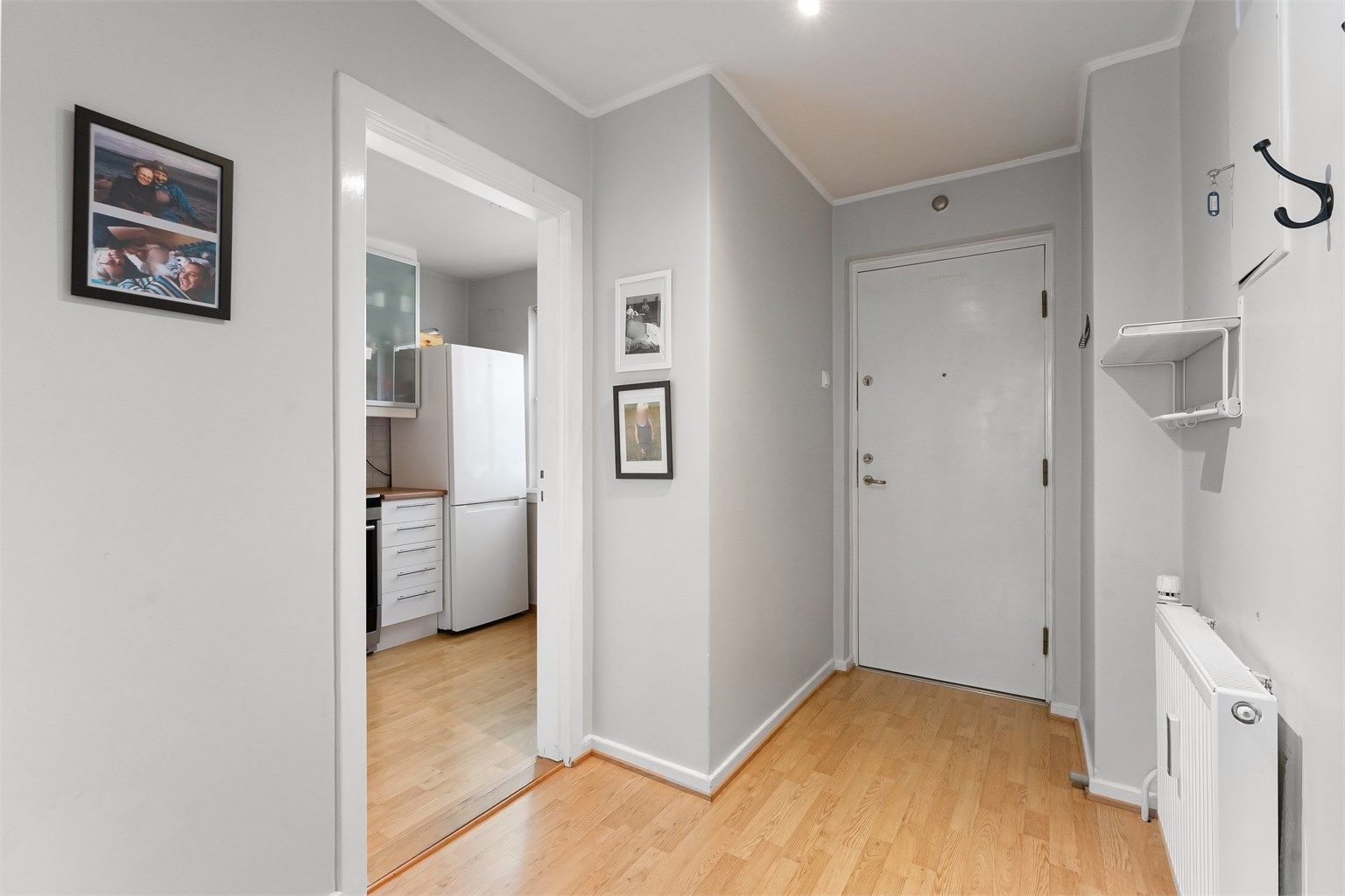 Fra entreen er det direkte tilgang til leilighetens kjøkken.