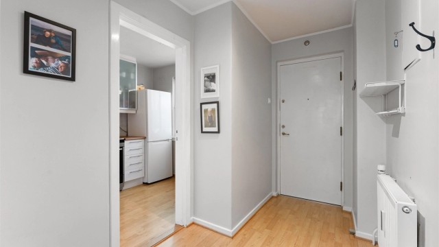 Fra entreen er det direkte tilgang til leilighetens kjøkken.