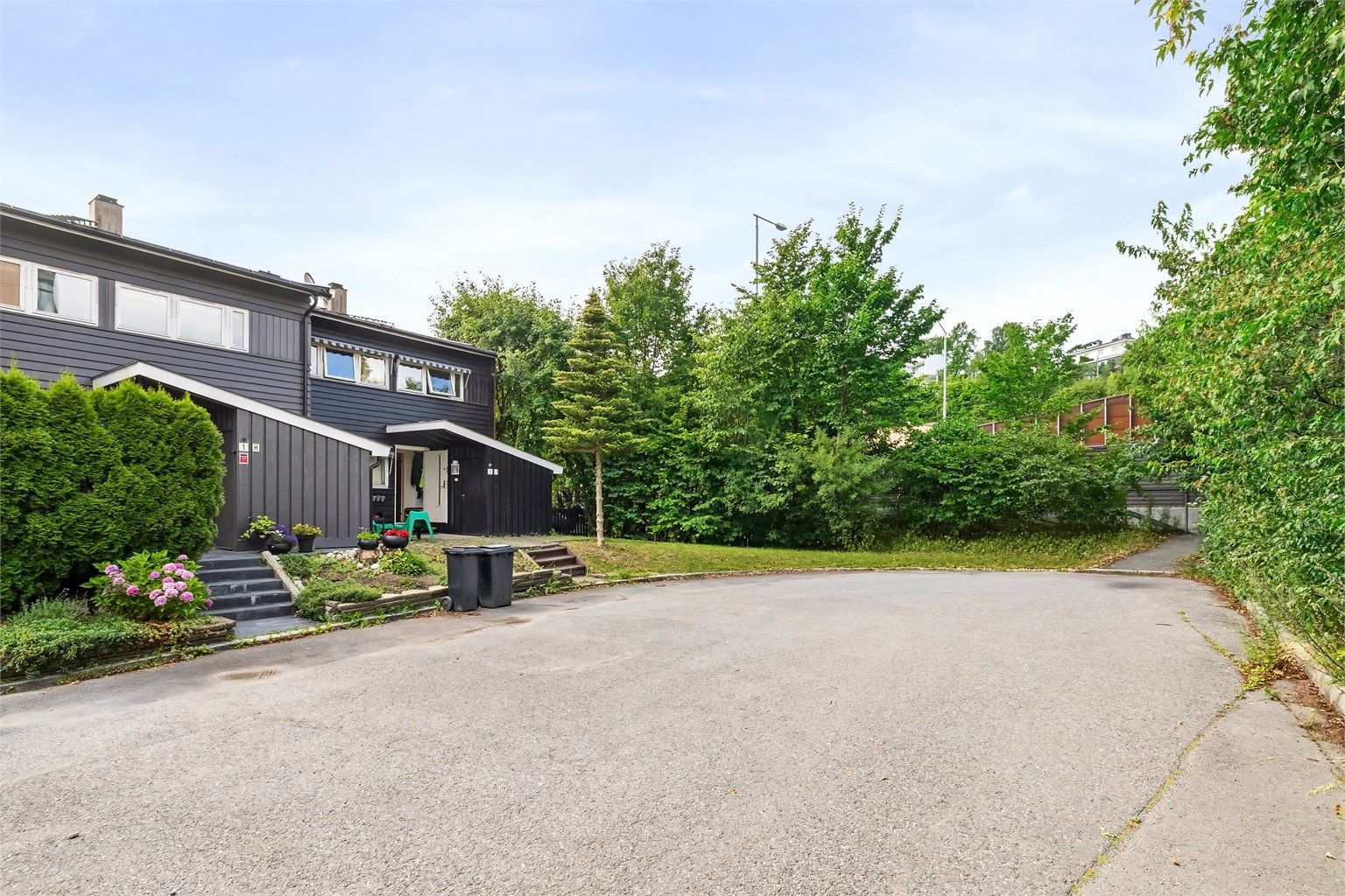 Eiendommen har muligheter for parkering foran husene, i tillegg til parkering i garasjerekke