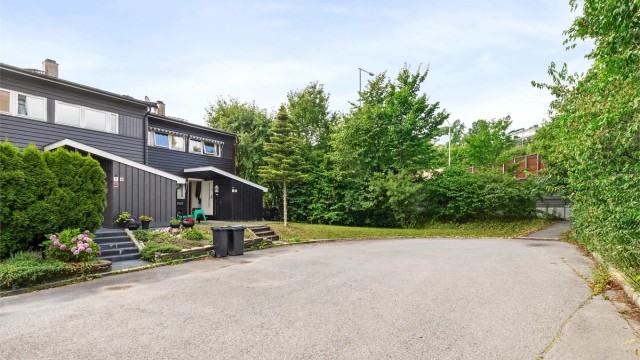 Eiendommen har muligheter for parkering foran husene, i tillegg til parkering i garasjerekke