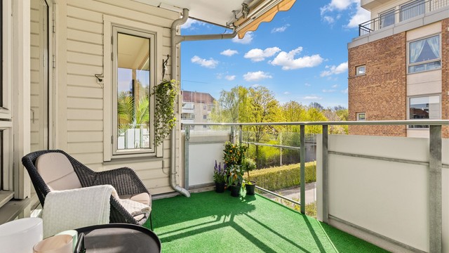 Overbygget, sydvendt og solrik balkong med god plass til sittegruppe. Balkongen fungerer som en hyggelig forlengelse av rommene innenfor.