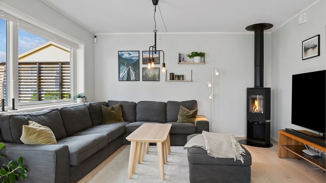 Gjennomgående parkett på gulv i stue, kjøkken og soverom.