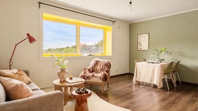 - Her er det plass til både sofagruppe og spisegruppe -