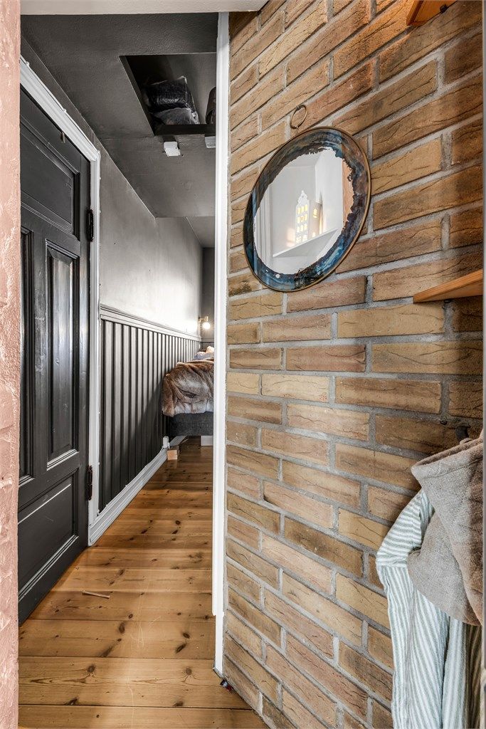 Synlig teglstein på flere vegger i leiligheten.