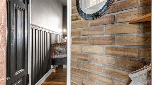 Synlig teglstein på flere vegger i leiligheten.