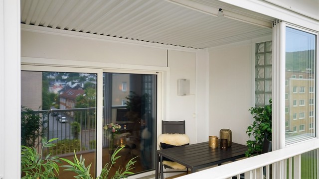 Balkongen er innglasset med skyvbare glassfelt, noe som gjør den anvendelig store deler av året.