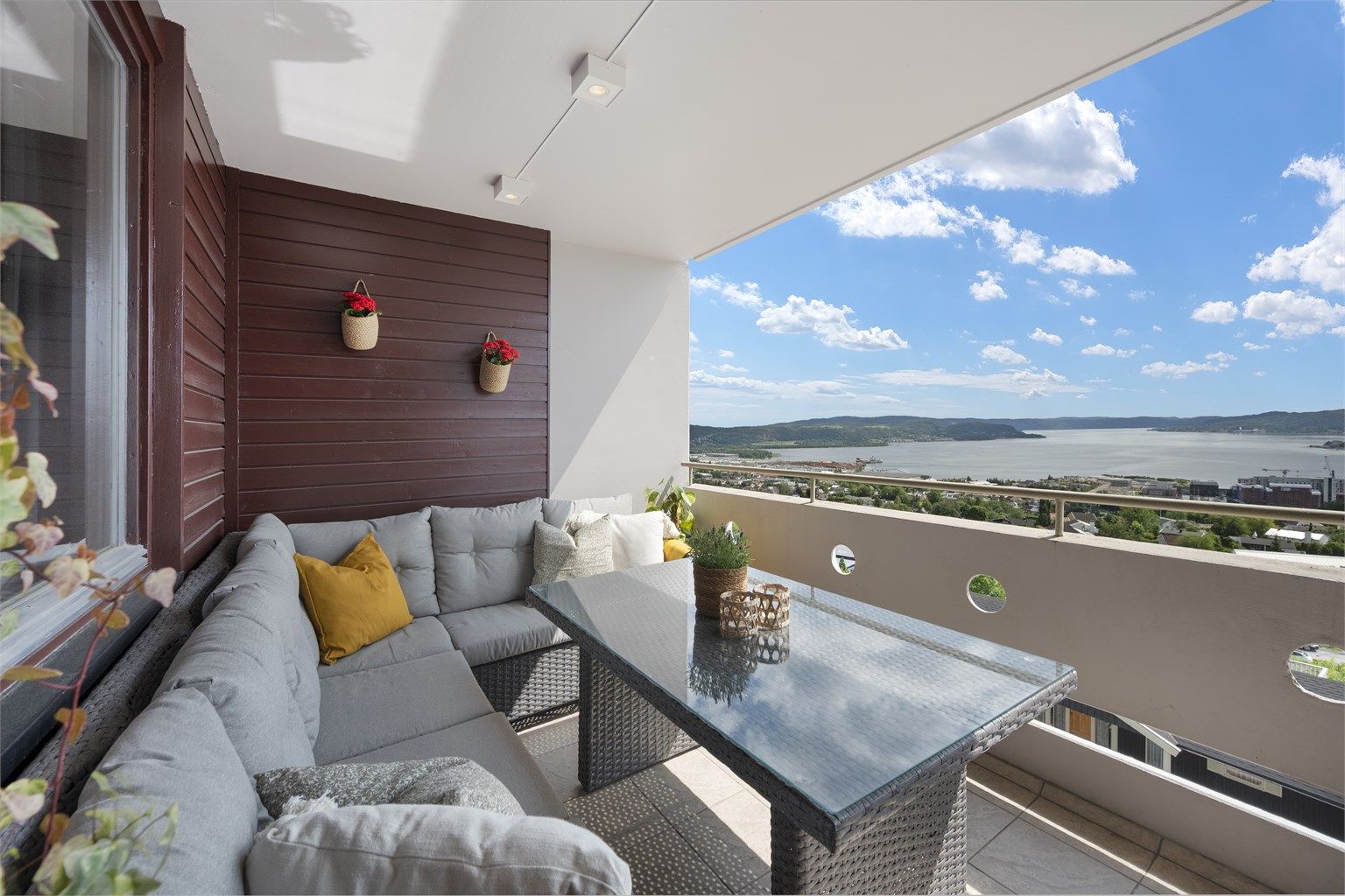 Nydelig vidstrakt utsikt over Lier dalene, Drammensfjorden og Drammen. Foto: Haiman Askari/Knipzet AS