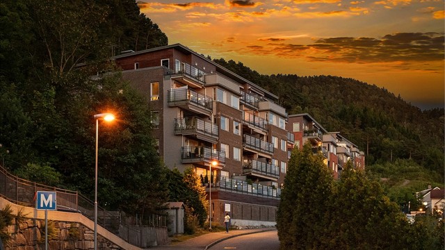 - Beliggende i en blindvei med lite trafikk -