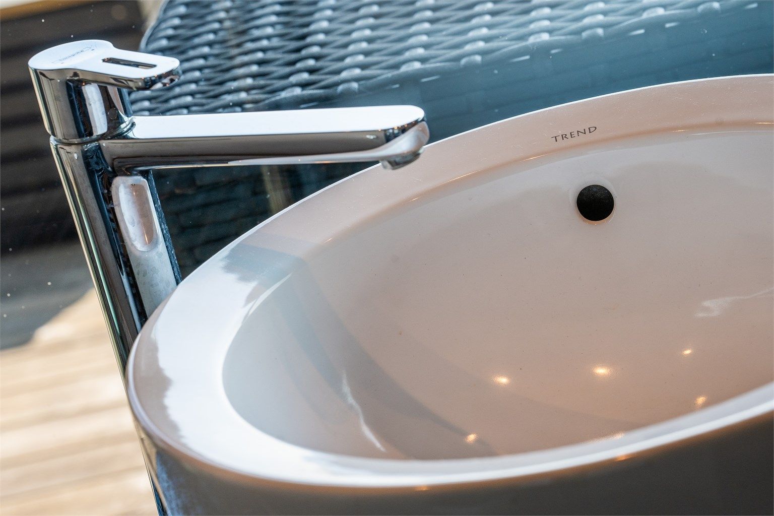 Innredning med nedfelt servant og moderne armatur.