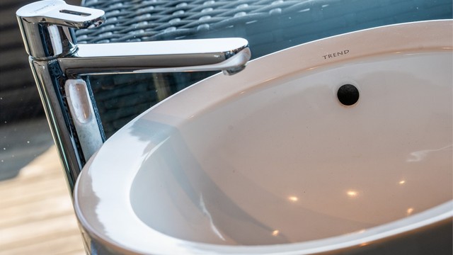 Innredning med nedfelt servant og moderne armatur.