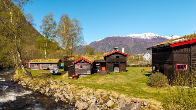 Med Storelva rennende langs tomtegrensen har du naturen helt innpå deg.