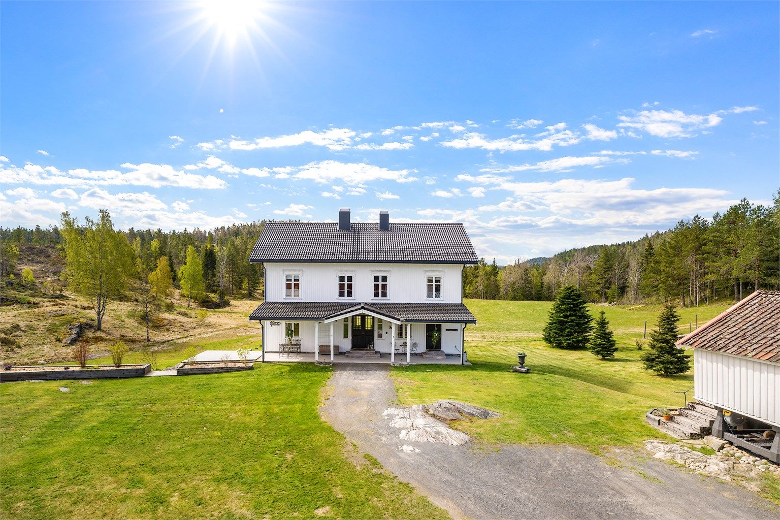 Nydelig bolig som er betydelig påkostet i 2015/16. Boligen har god standard og er smakfullt innredet.