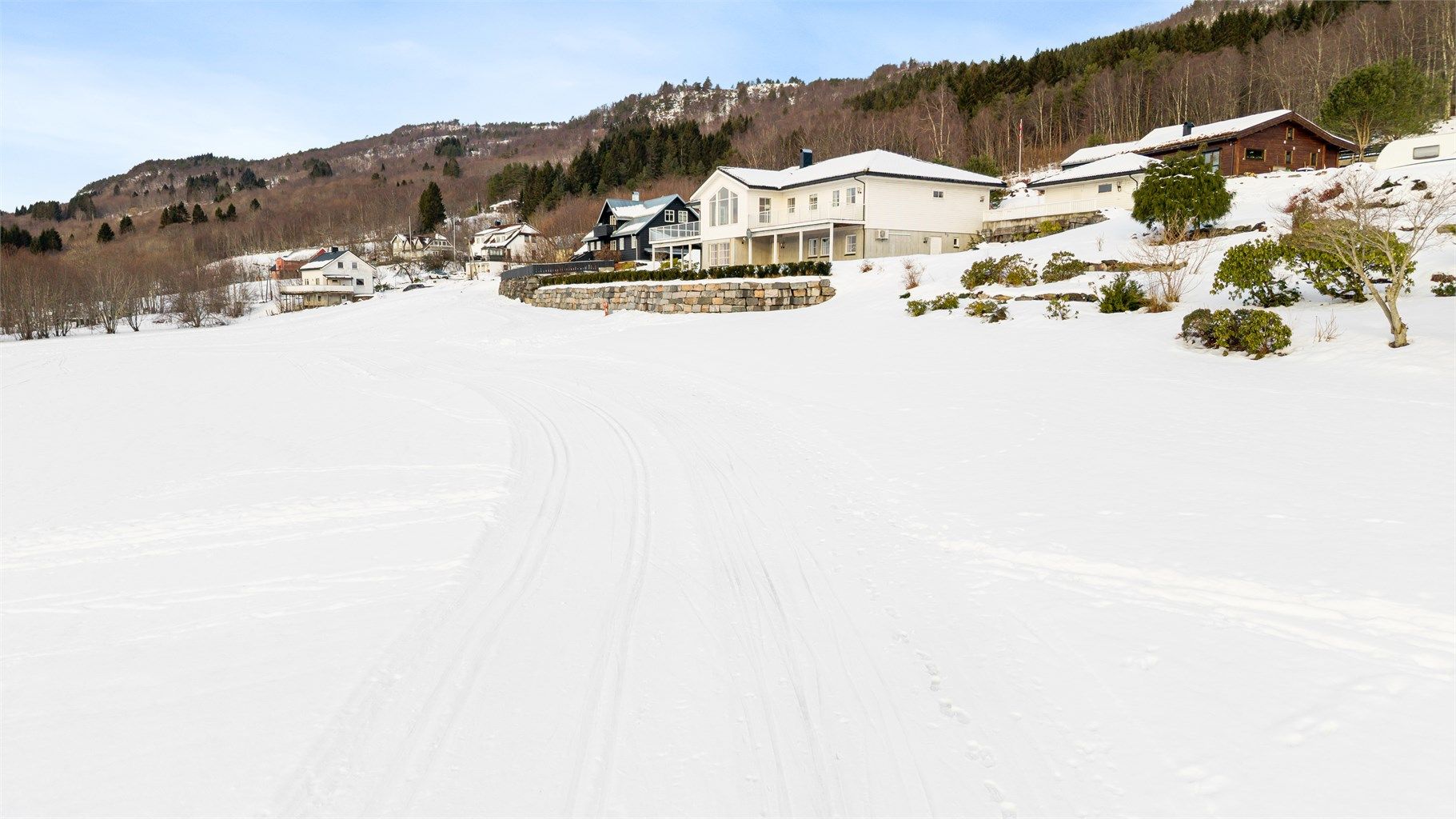 Uteområdet består av store plenarealer som enkelt vedlikeholdes med robotgressklipper.