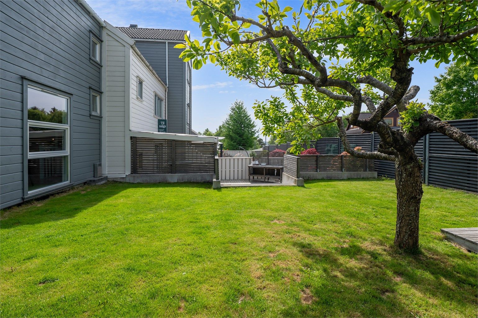 Boligen har en solrik og fin hage, som er inngjerdet, har terrasse samt hage. 