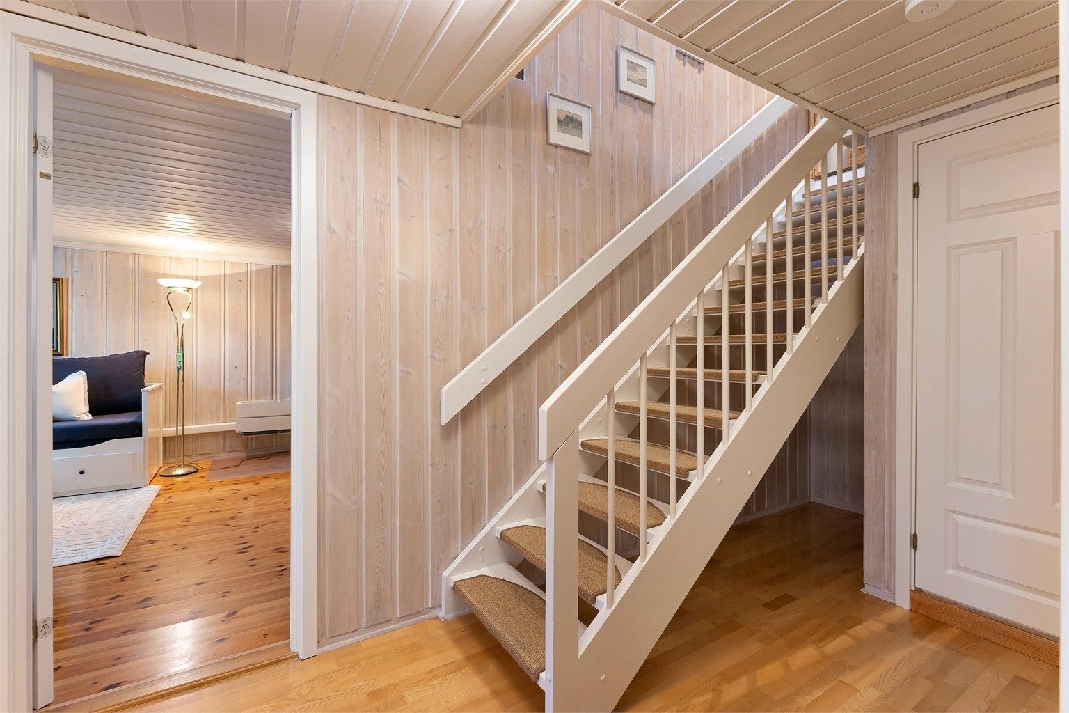 Fra gangen er det adkomst til stue, soverom, vaskerom og boder. Trappen i tre leder opp til første etasje.