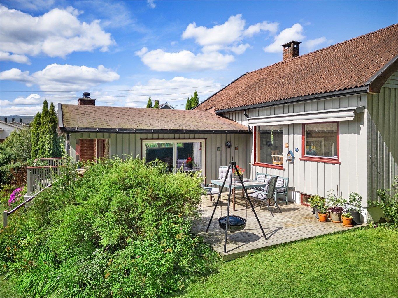 Fin uteplass på terrasse på ca. 35 kvm med god plass til utemøbler