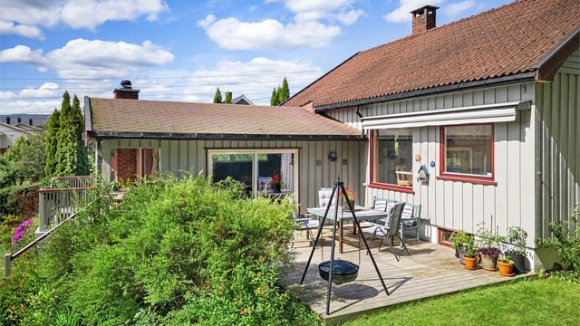 Fin uteplass på terrasse på ca. 35 kvm med god plass til utemøbler