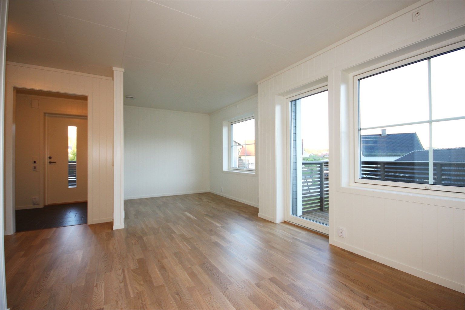 Romslig stue med plass til sofagruppe og spisegruppe