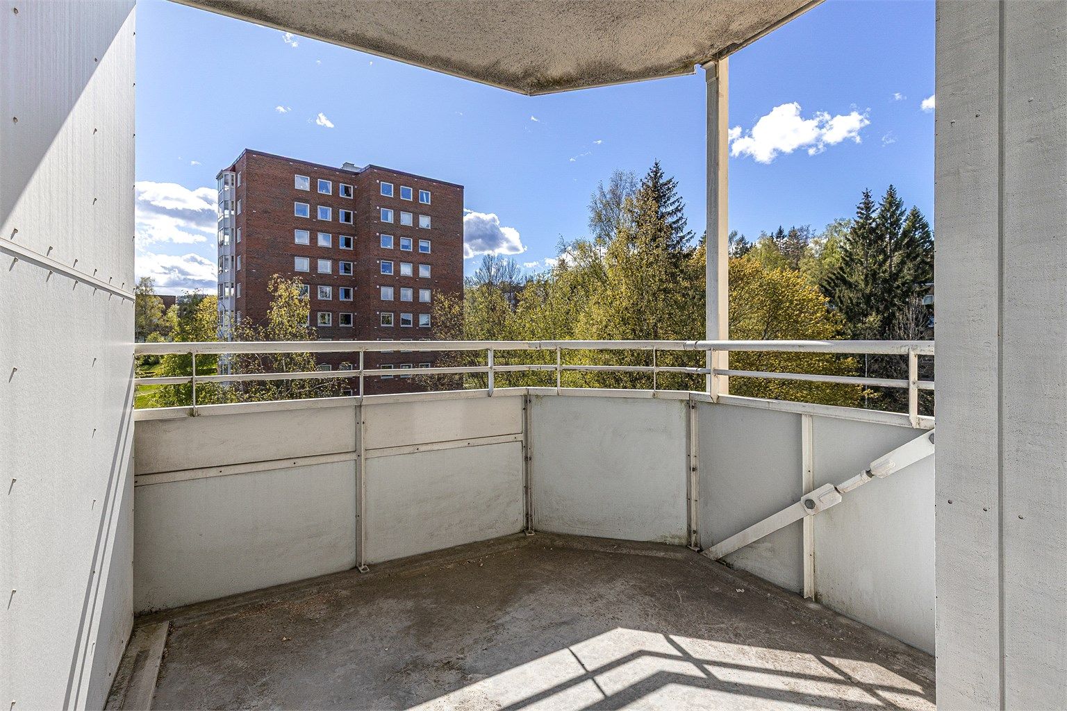 Et oppussingsobjekt med god planløsning, store rom og en romslig balkong!