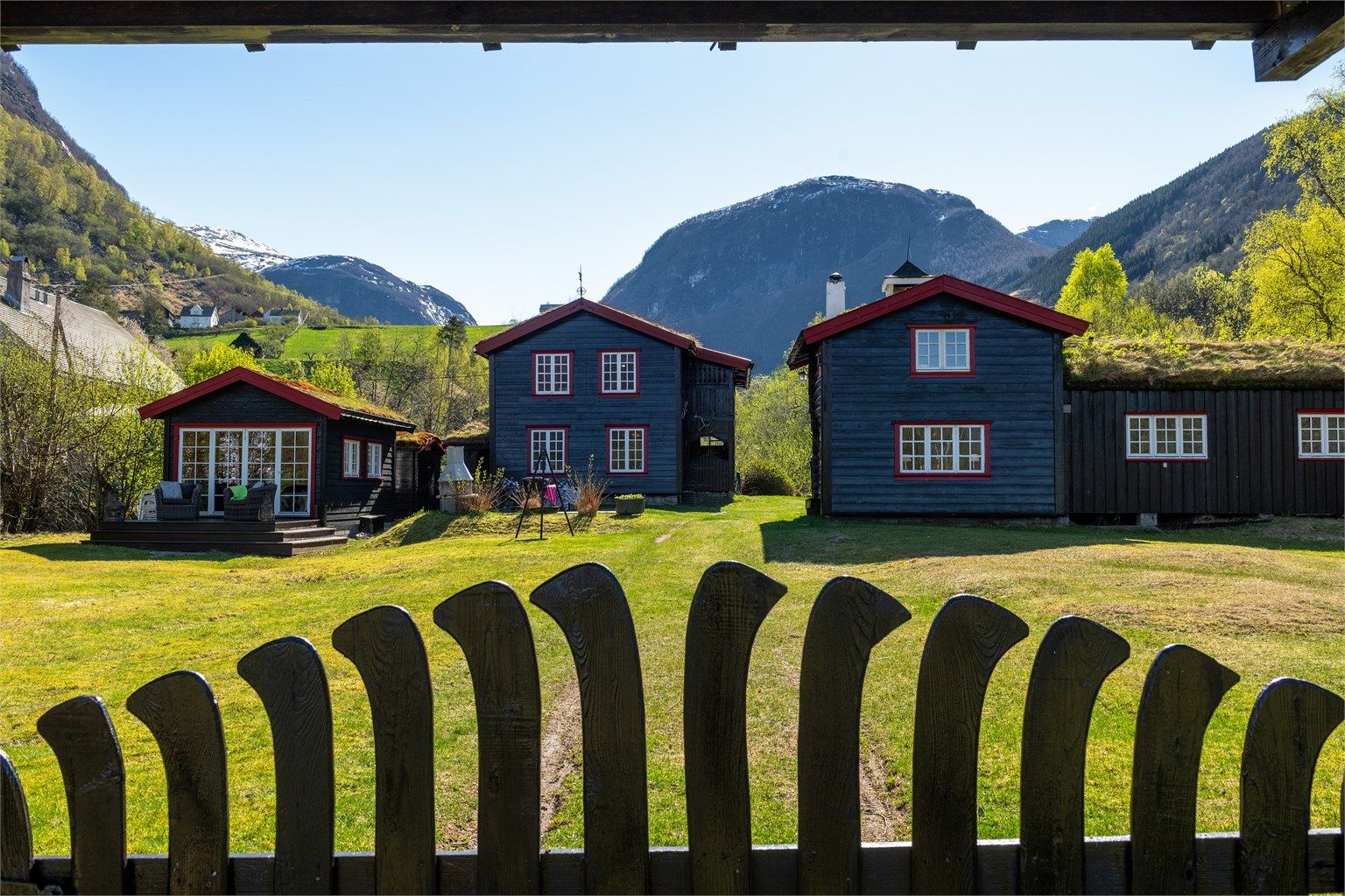 Fra porten ser du innover det romslige tunet med de fire bygningene.