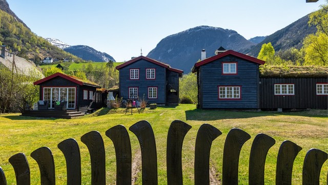 Fra porten ser du innover det romslige tunet med de fire bygningene.