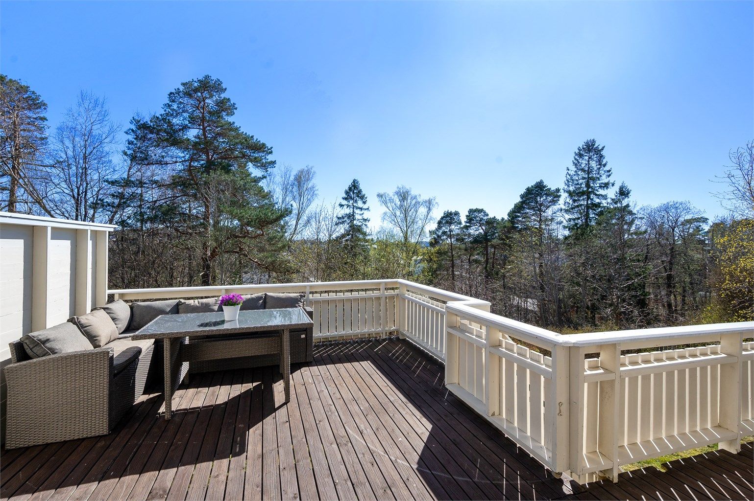 Eiendommen har solrik og usjenert plassering i fine omgivelser.