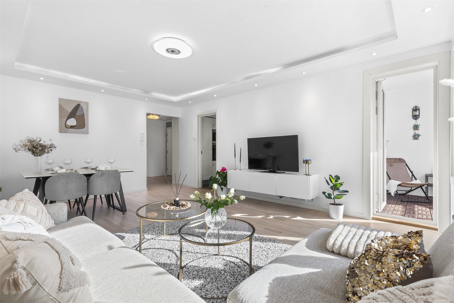 Romslig stue med spiseplass