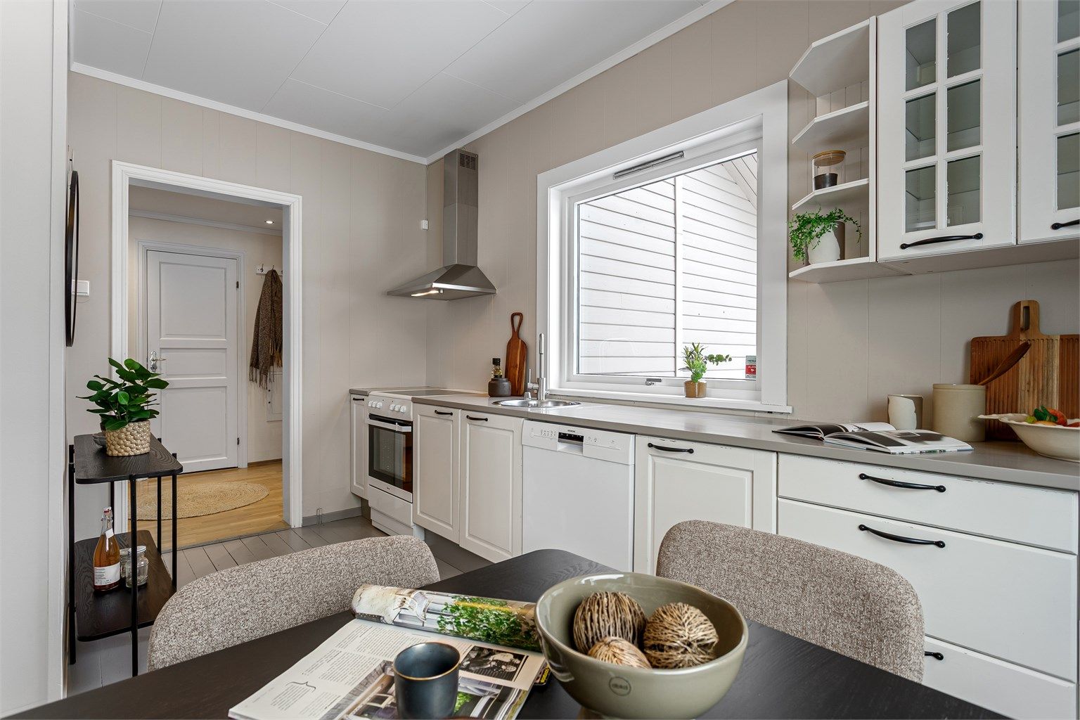 Kjøkken med profilerte malte fronter. Malt benkeplate med nedfelt oppvaskkum. 